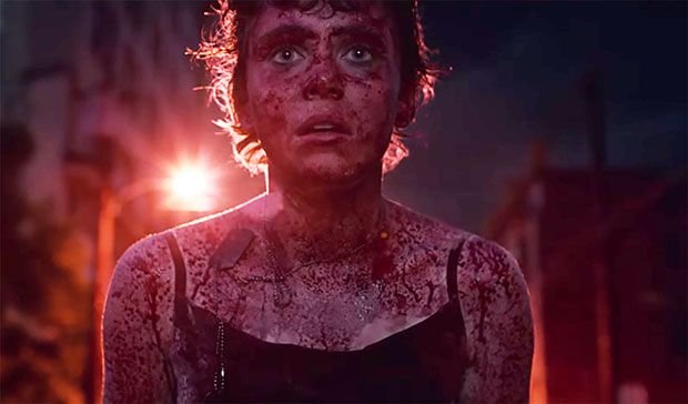 Sophia Lillis en un plano de 'Esta mierda me supera', que recuerda mucho a 'Carrie'.